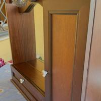 Mobiletto in legno con specchio e luce