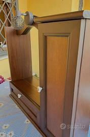 Mobiletto in legno con specchio e luce