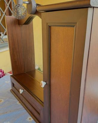 Mobiletto in legno con specchio e luce