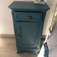 2 comodini  non uguali