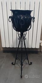 Vaso con piedistallo in ferro battuto