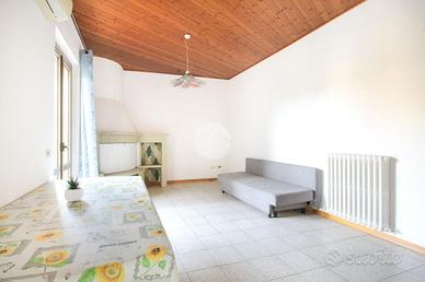 4 LOCALI A SAN BENEDETTO DEL TRONTO