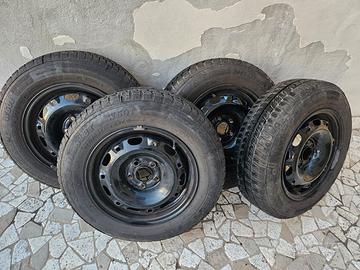 Treno gomme invernali con borchie