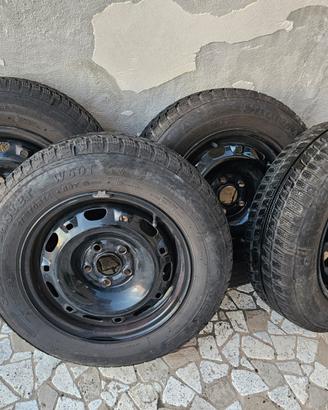 Treno gomme invernali con borchie
