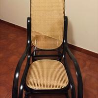 Sedia a dondolo vintage in legno e rattan