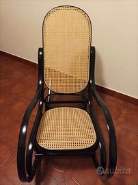 Sedia a dondolo vintage in legno e rattan