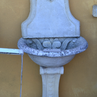 Fontanella in cemento bianco
