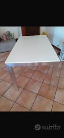 TAVOLO CON SEDIE