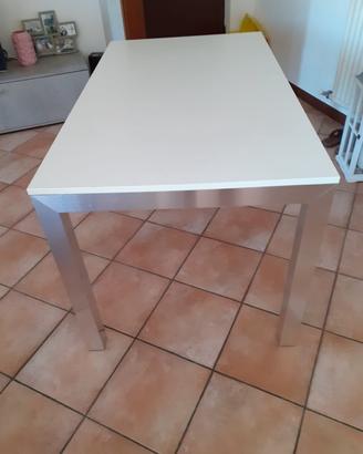 TAVOLO CON SEDIE