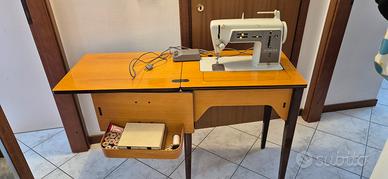 Macchina da cucire Singer con mobile