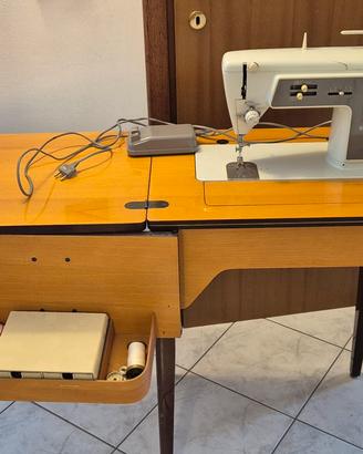 Macchina da cucire Singer con mobile