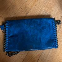 Borsa blu con catene