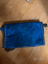 Borsa blu con catene