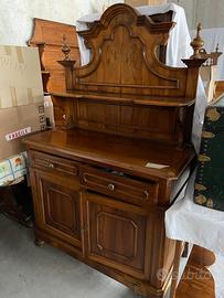 Credenza con piattaia