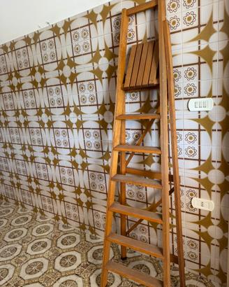 Scala pieghevole con ripiano superiore
