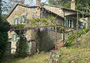 casale-su-due-livelli-in-pietra-con-giardino