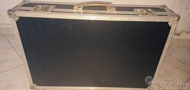 Flight Case rigido.
