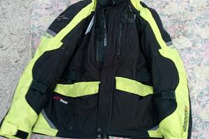 abbigliamento da moto casco e scarponcini da moto 