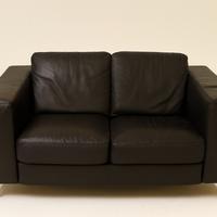 Divano 2 posti in pelle nera – moderno leggi