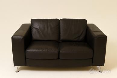 Divano 2 posti in pelle nera – moderno leggi