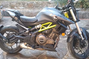 Qj Motor SRK 400 moto naked