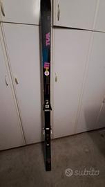 sci con attacchi e racchette 