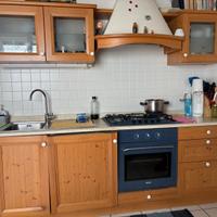 Cucina completa di panca e tavolo