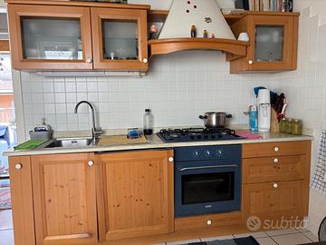 Cucina completa di panca e tavolo