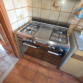 Fornello con forno a gas