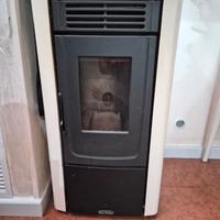 Stufa a pellet....tavolo 8 posti...cappa da cucina