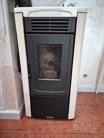 Stufa a pellet....tavolo 8 posti...cappa da cucina