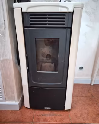 Stufa a pellet....tavolo 8 posti...cappa da cucina