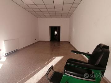 Locale artigianale con vetrina fronte strada