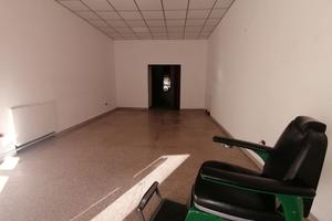 Locale artigianale con vetrina fronte strada