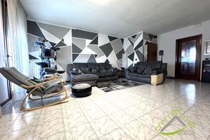 CINQUE LOCALI CON DUE GARAGE