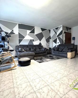 CINQUE LOCALI CON DUE GARAGE
