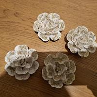 Rose bianche in ceramica