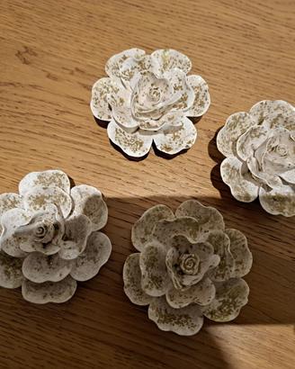 Rose bianche in ceramica