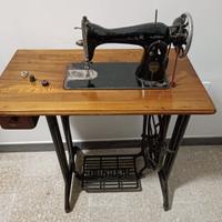 Macchina da cucire Singer e poltroncina