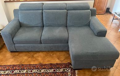 Divano tre posti con chaise longue