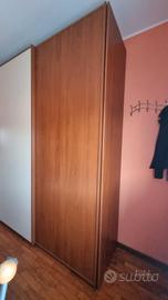 Camera da letto matrimoniale con letto a cassetone