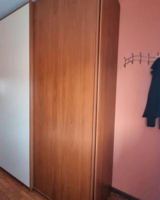 Camera da letto matrimoniale con letto a cassetone