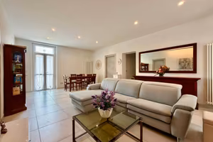 Casa indipendente di 415 m² con più di 5 locali e 