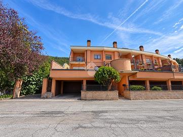 VILLA A SCHIERA D'ANGOLO A L'AQUILA