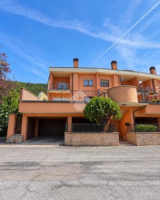 VILLA A SCHIERA D'ANGOLO A L'AQUILA