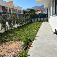 Unifamiliare con giardino e piscina