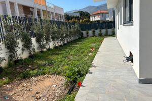 Unifamiliare con giardino e piscina