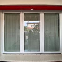 Serramento PVC portafinestra a tre ante apribili