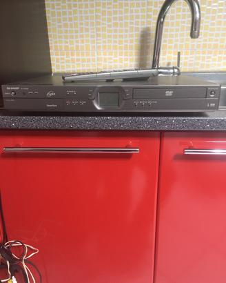 Lettore DVD ? e LCD della Sharp