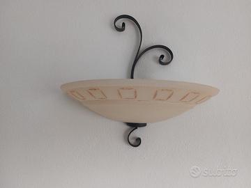 applique luce a muro verso l'alto 
